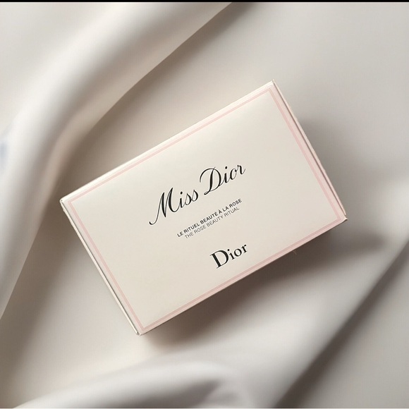 Miss Dior LE RITUEL BEAUTÉ À LA ROSE
THE ROSE BEAUTY RITUAL - Picture 2 of 4